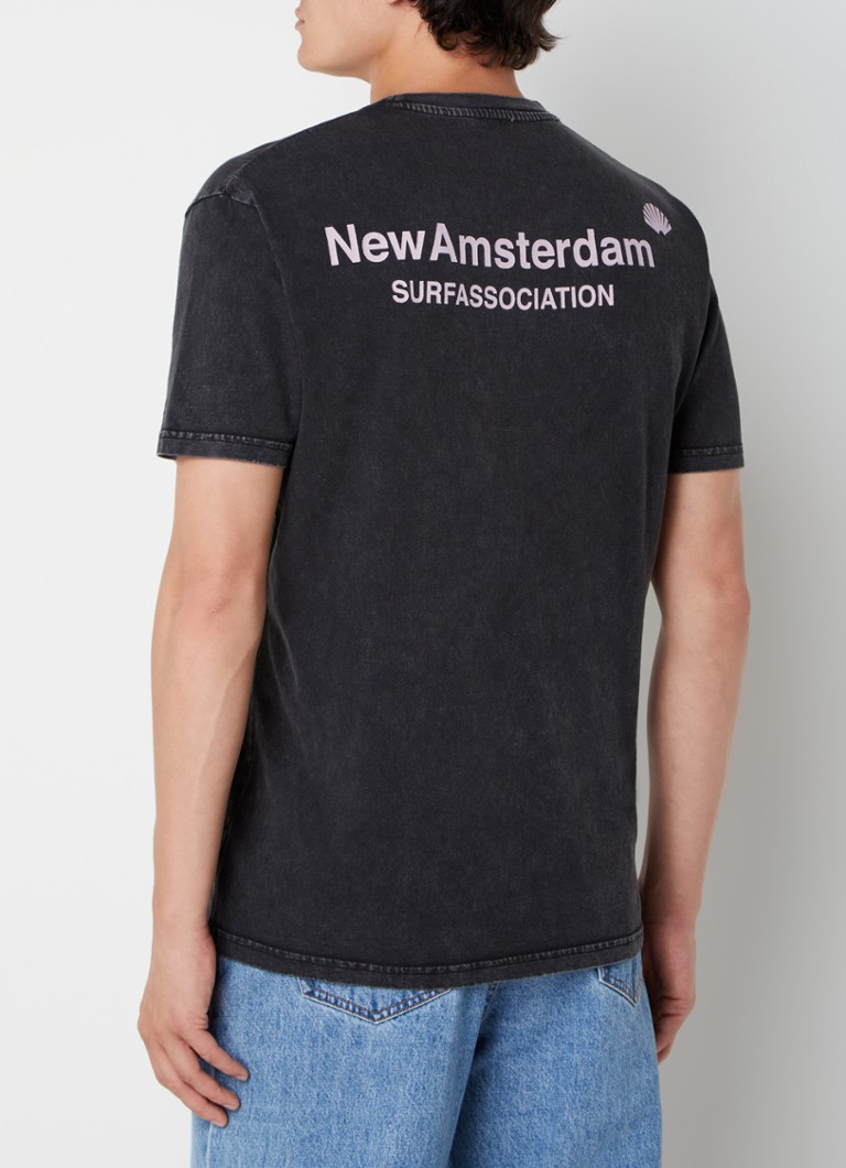New Amsterdam Surf Association Tshirt met logo en backprint • Zwart