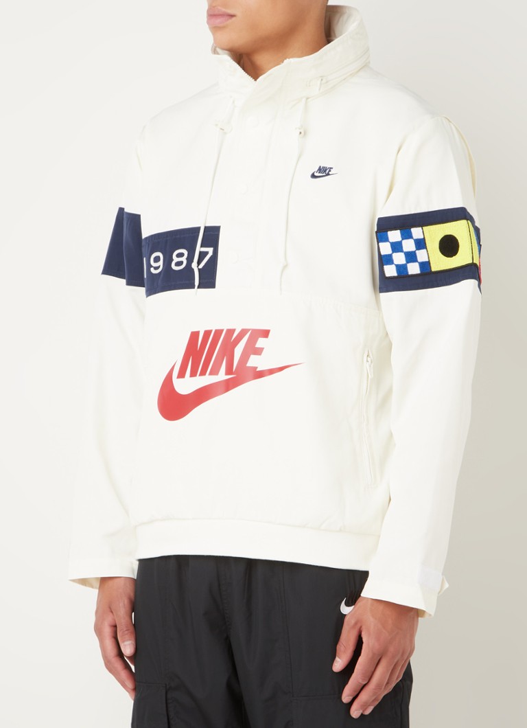 Nike - Anorak trainingsjack met opbergbare capuchon en logo - Gebroken wit