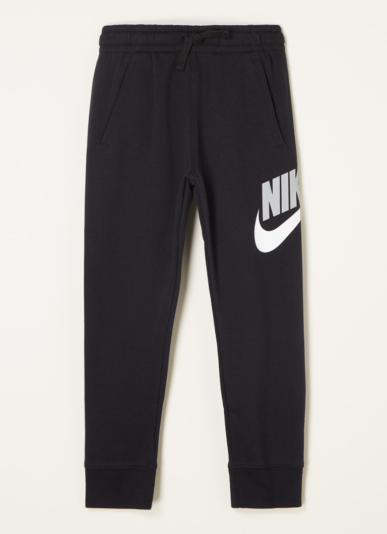 Nike Club Fleece tapered fit joggingbroek met logoprint • Zwart • de