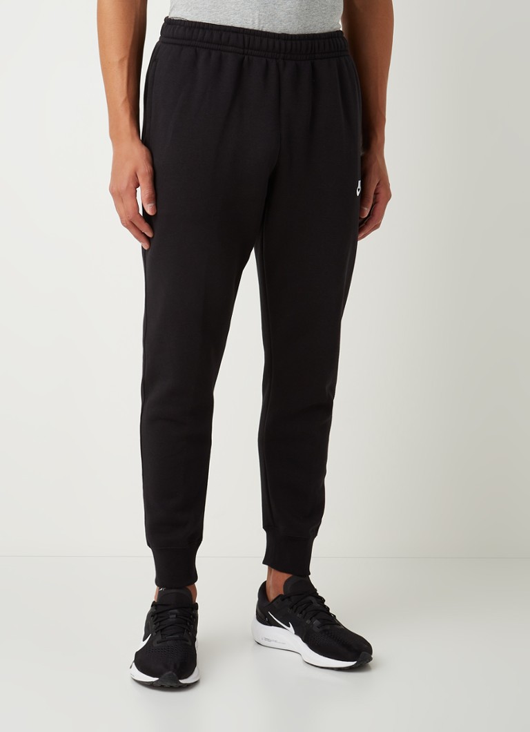 Nike Club Fleece tapered fit joggingbroek met steekzakken • Zwart • de