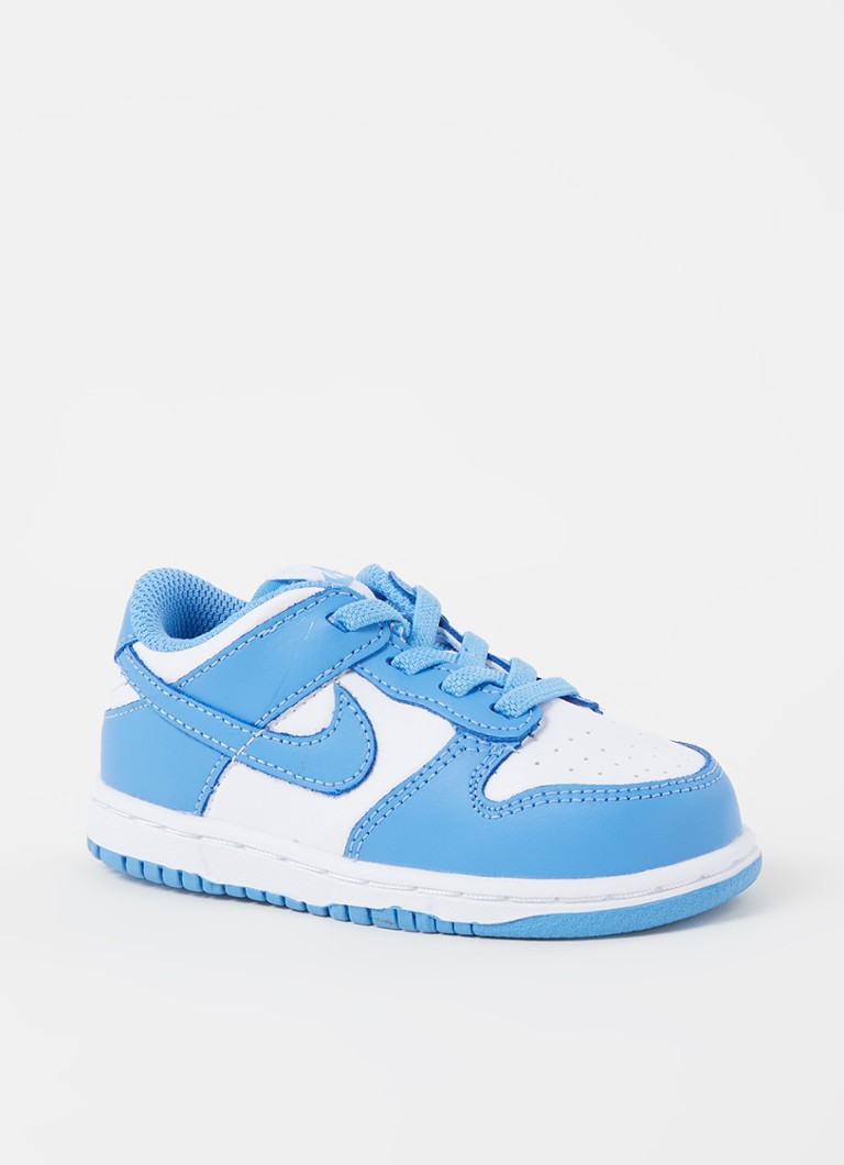 lichtblauwe nike sneakers