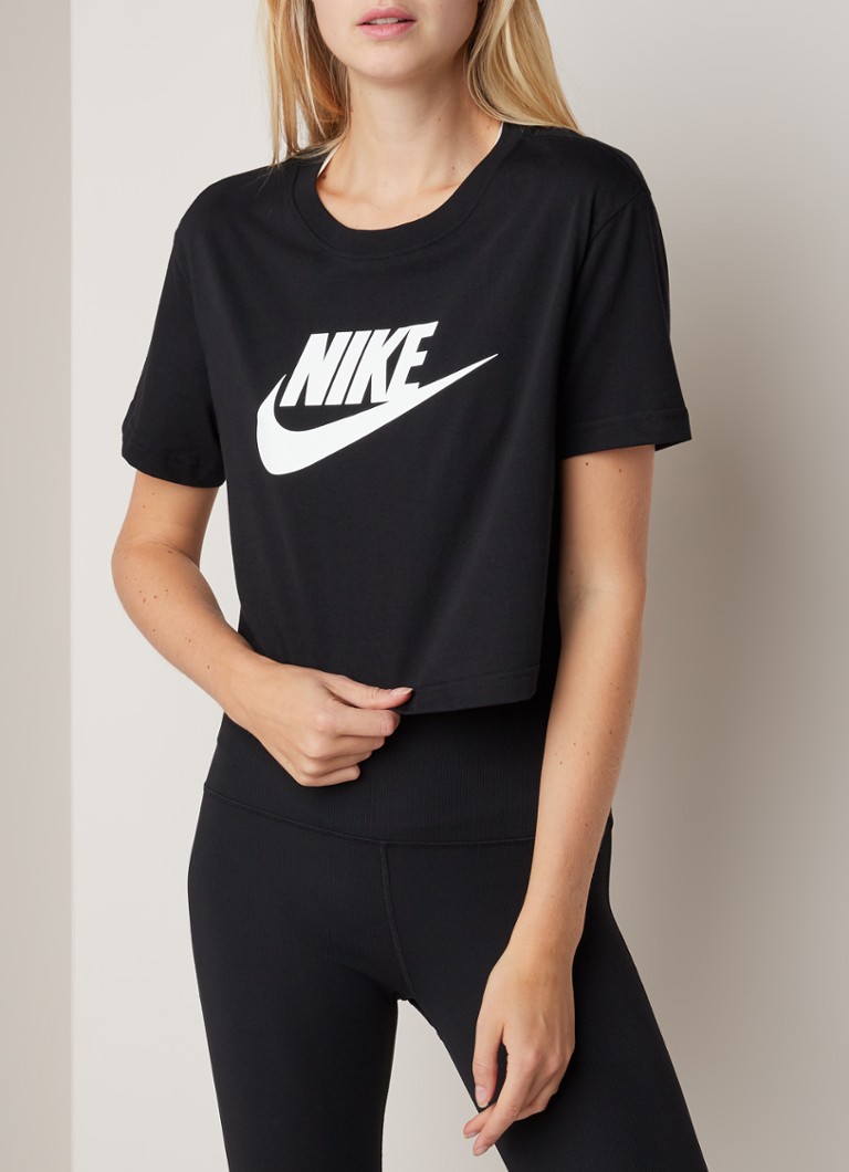 Nike - Essential trainings cropped T-shirt met logoprint - Zwart