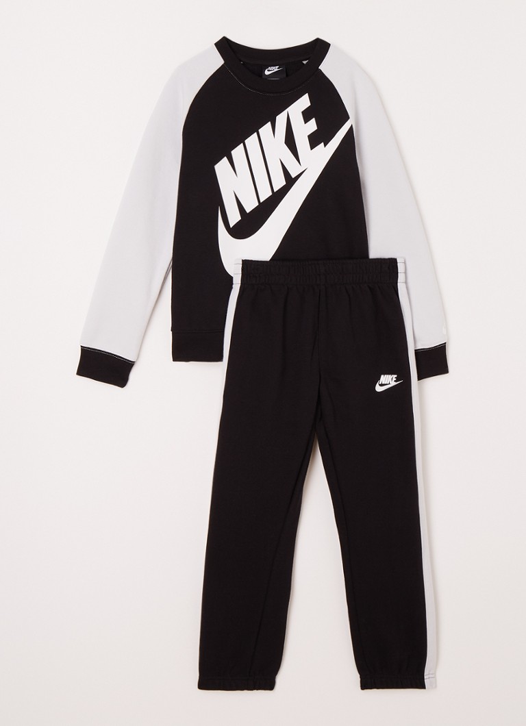 nationalisme verwijderen Gymnast Nike Futura trainingspak met logoprint 2-delig • Zwart • de Bijenkorf nationalisme verwijderen Gymnast Nike Futura trainingspak met logoprint 2-delig • Zwart • de Bijenkorf