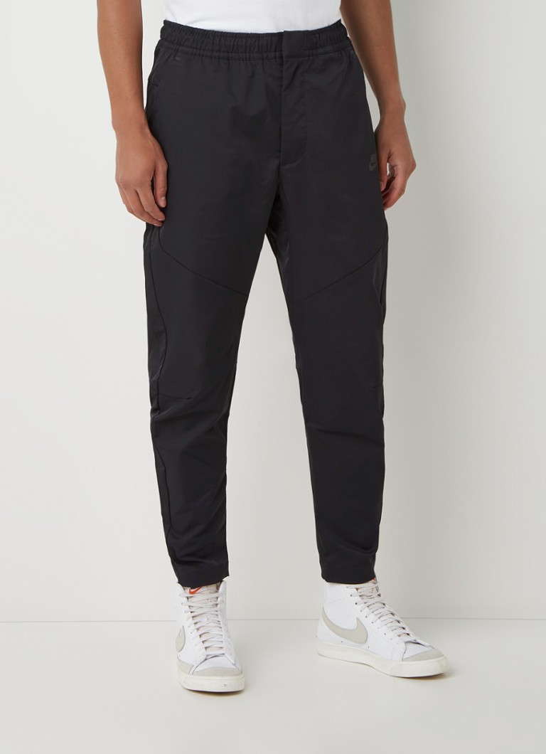 Nike - Tapered fit cropped trackpants met steekzakken - Zwart