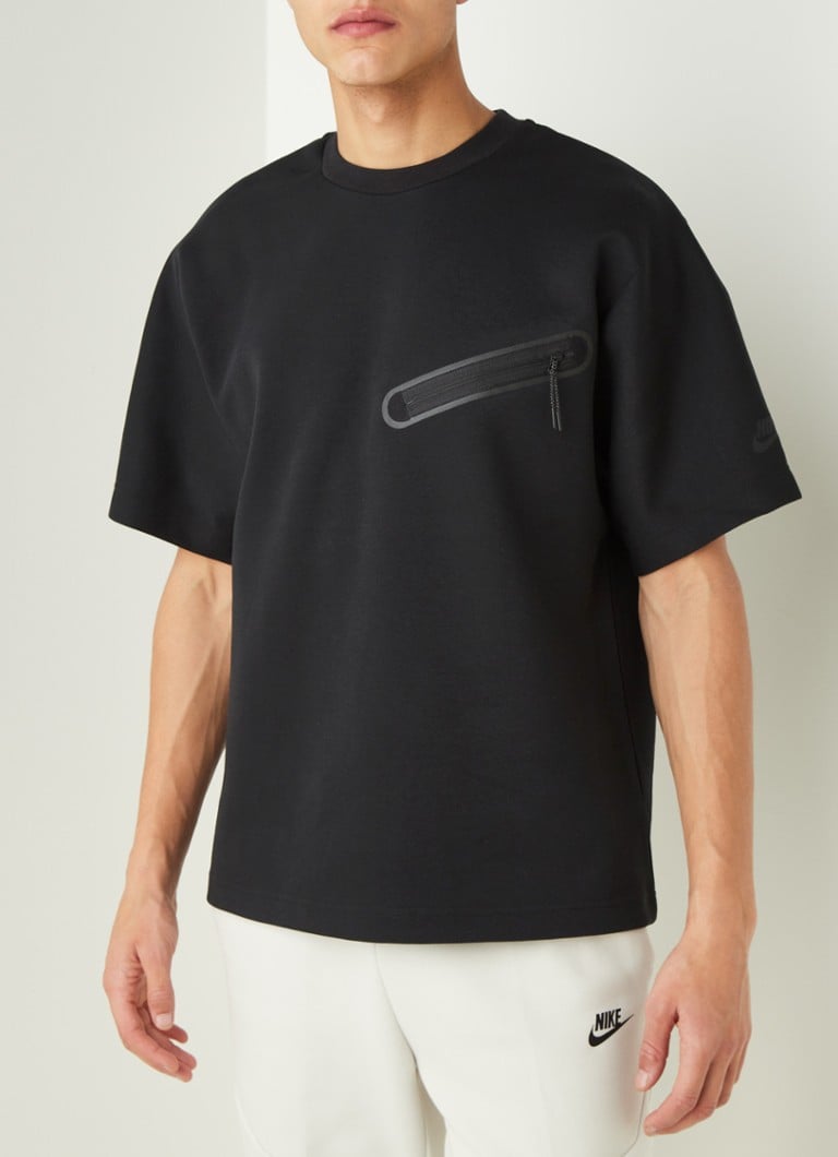 anlaşılmaz Amerika dikkatlice  Nike Tech Fleece T-shirt met print en borstzak • Zwart • de Bijenkorf