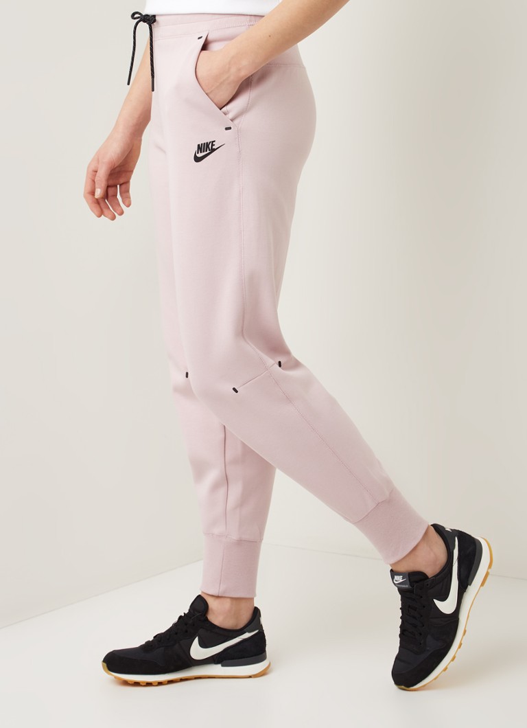 licht roze nike tech