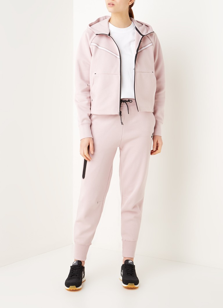 licht roze nike tech