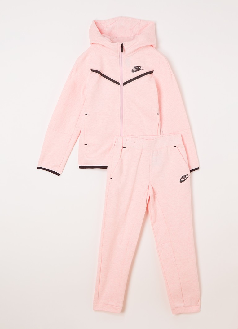 licht roze nike tech fleece
