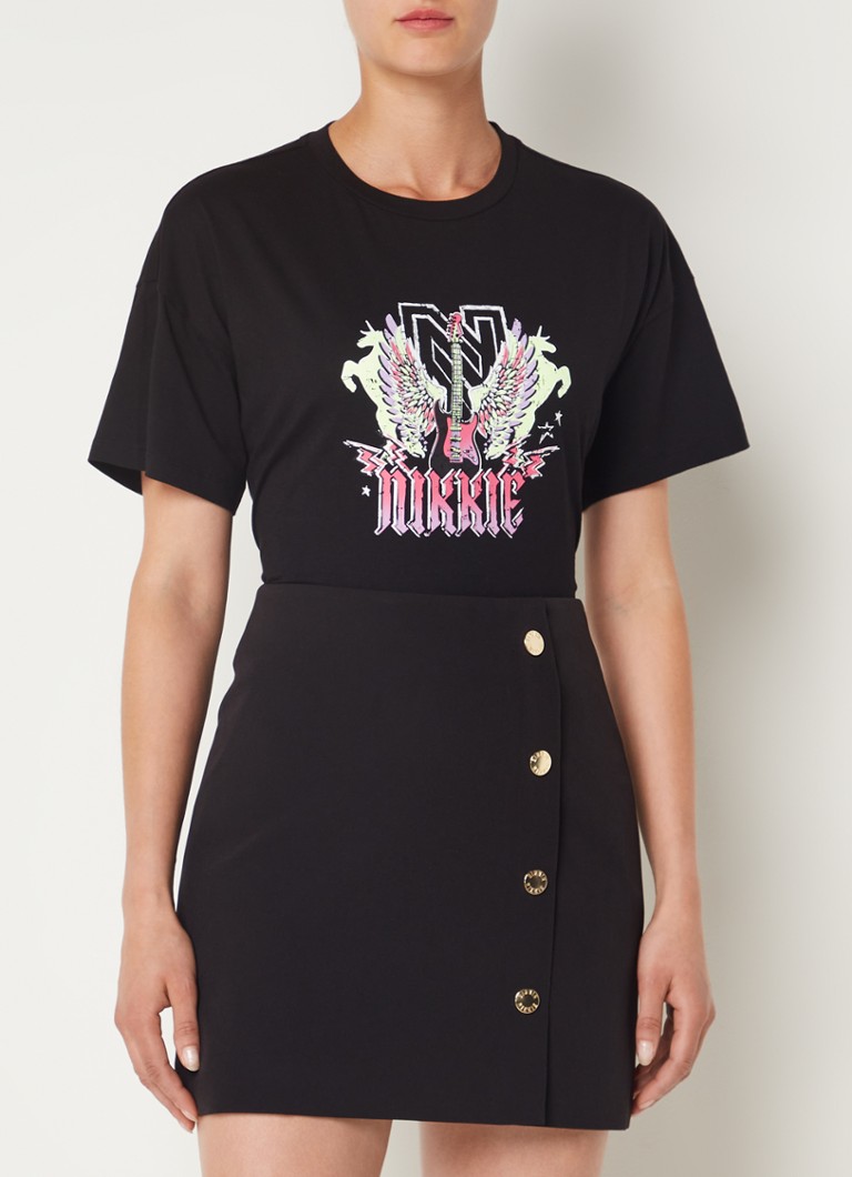 NIKKIE - Colorful Rock T-shirt met logoprint - Zwart