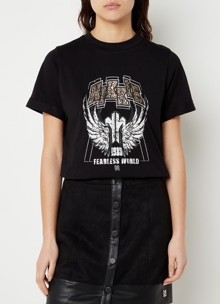 NIKKIE - Fearless World T-Shirt met print - Zwart