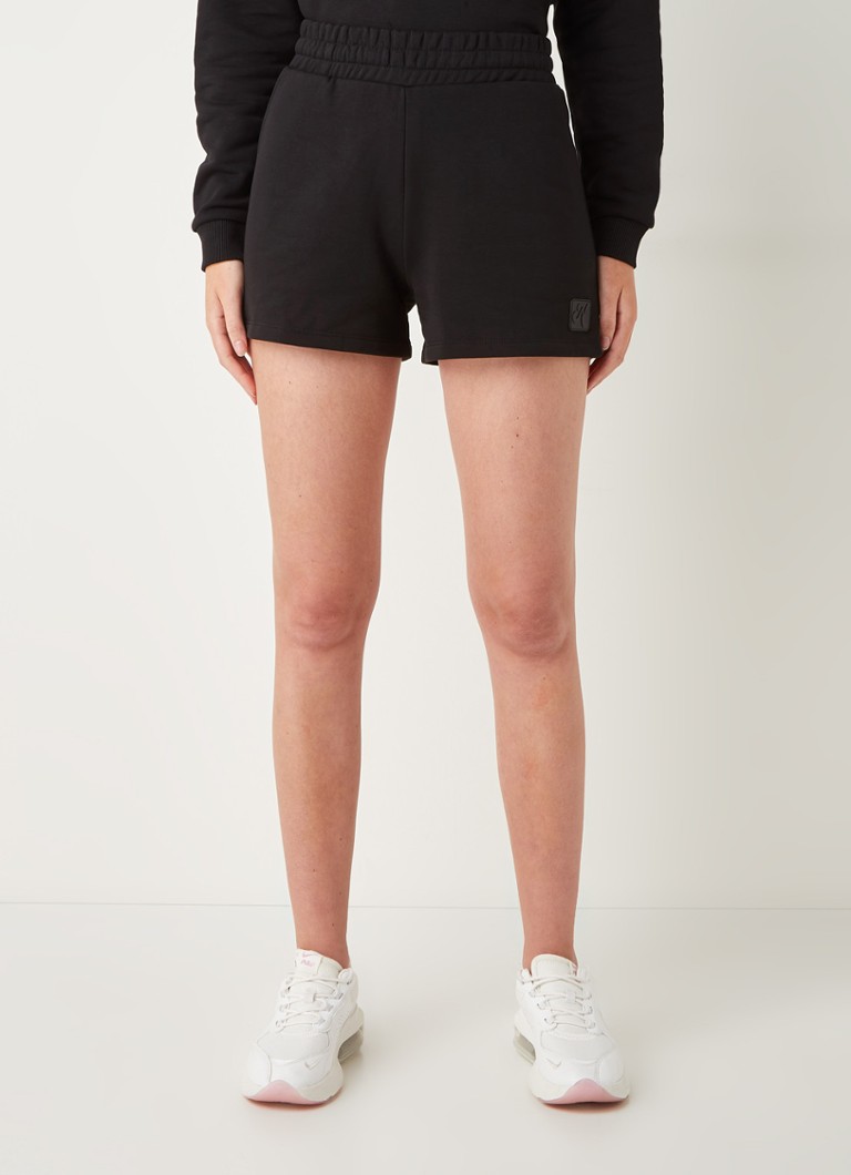 NIKKIE - High waist straight fit korte joggingbroek met logo - Zwart