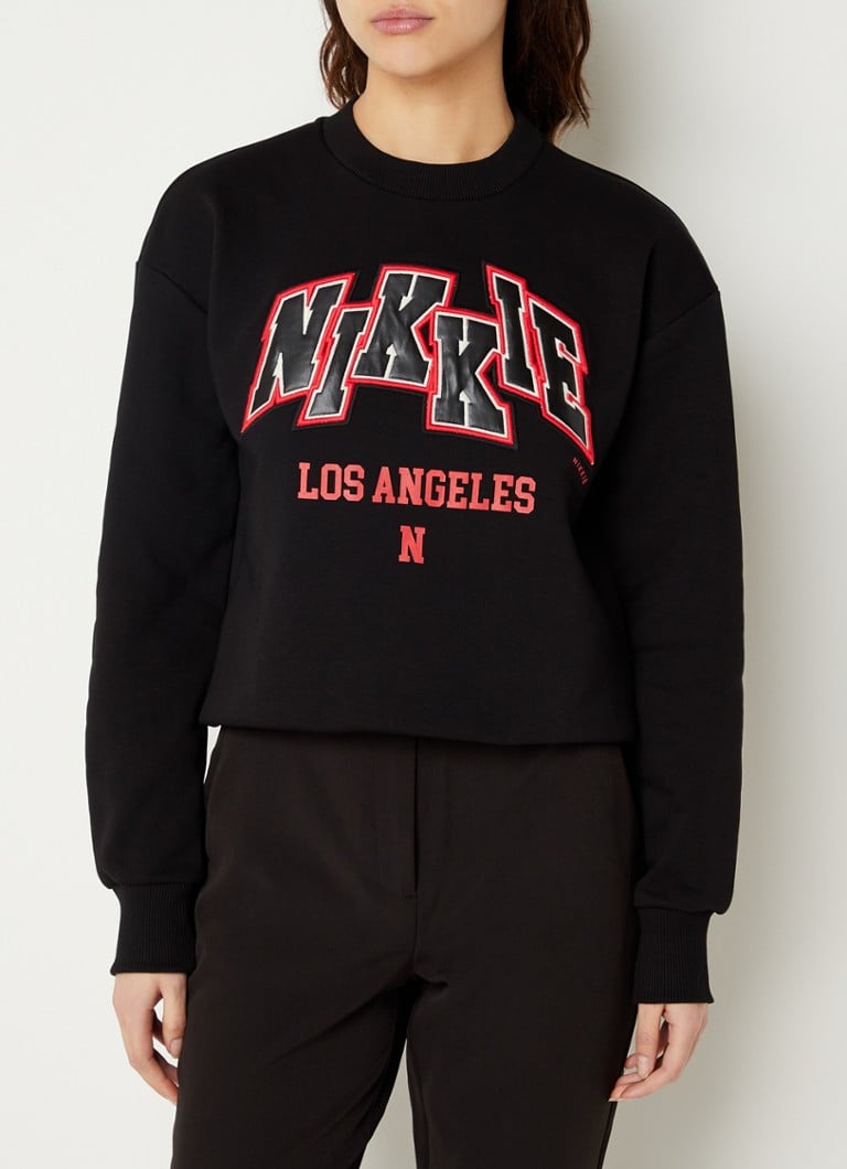 NIKKIE - LA Varsity sweater met logoprint - Zwart
