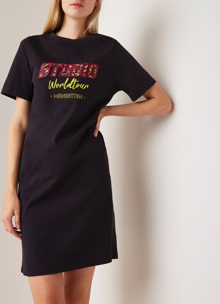 Hedendaags NIKKIE Studio T-shirt jurk met tekstborduring • Zwart • de Bijenkorf EX-87