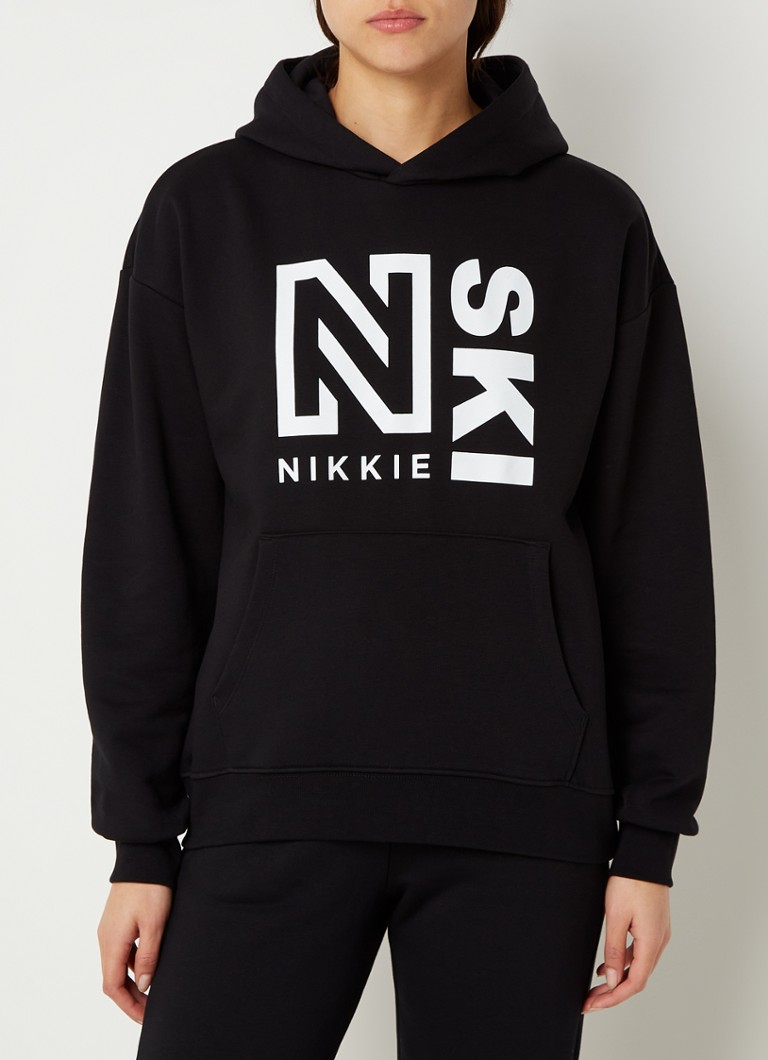 NIKKIE - Yvet hoodie met logo - Zwart