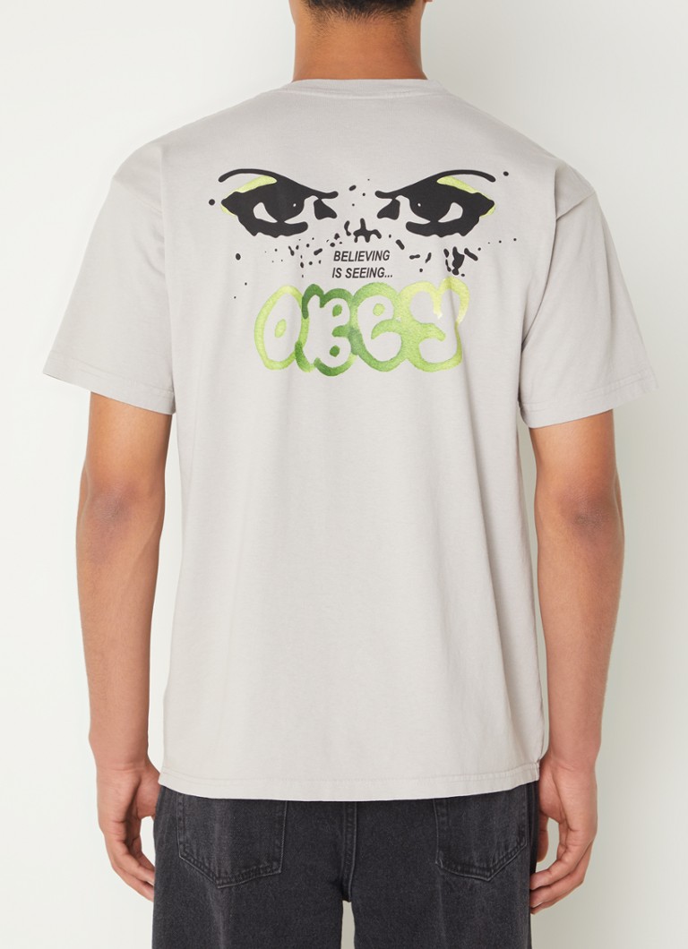 Obey - Believing Is Seeing T-shirt met logo- en backprint - Zand