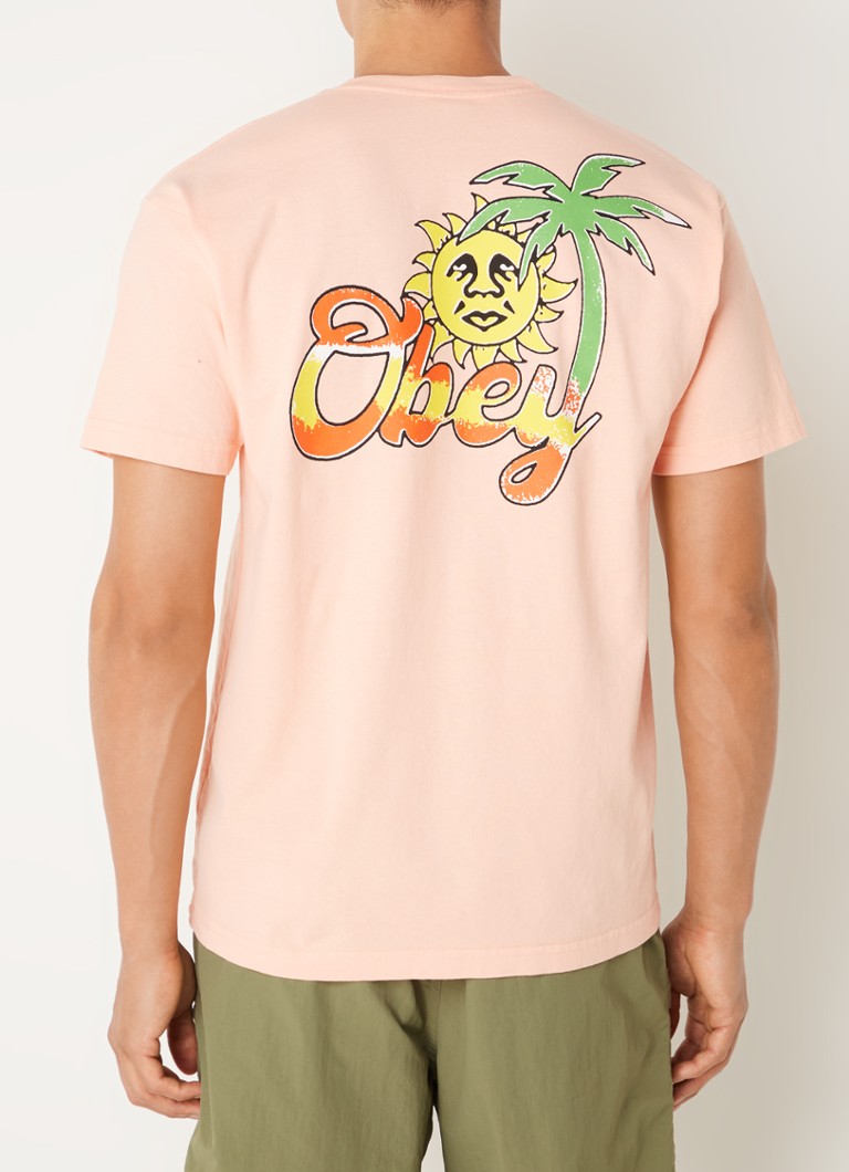 Obey - Island Of Obey T-shirt met logo- en backprint - Perzikroze