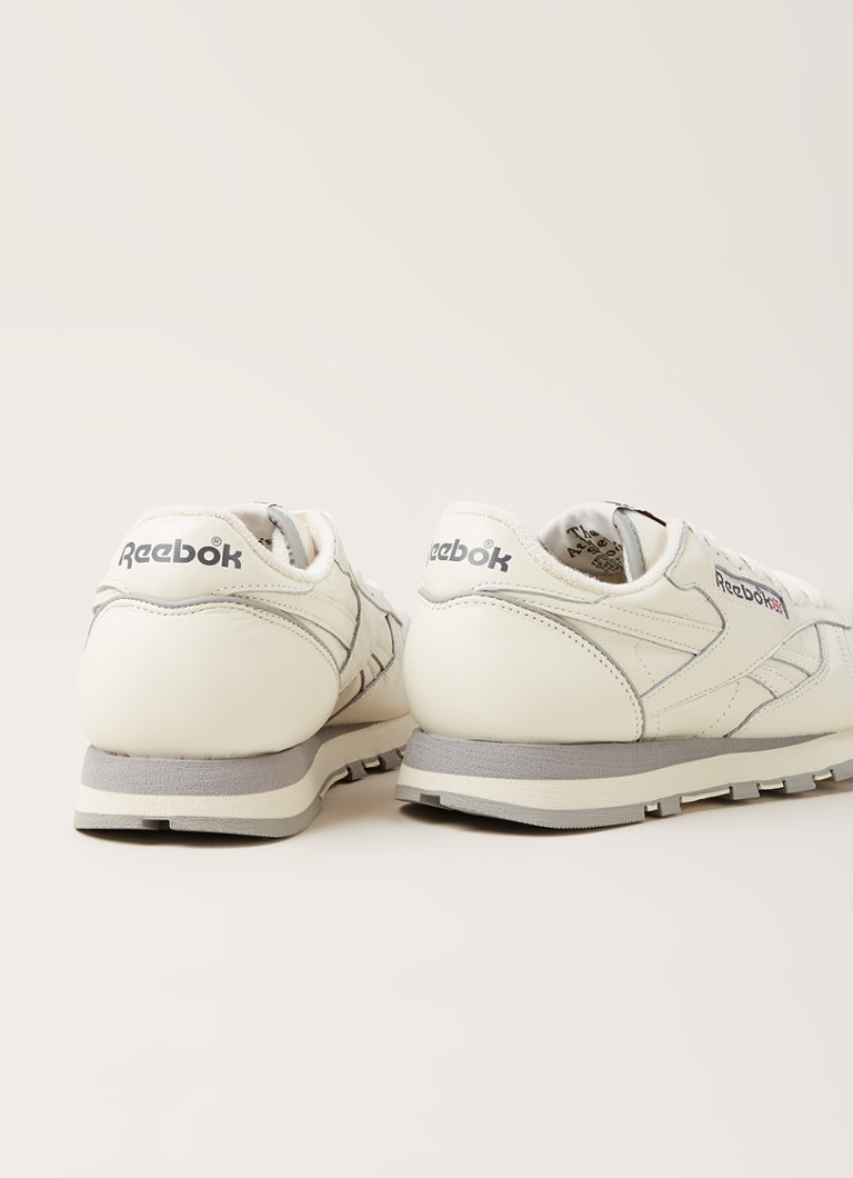 Symposium documentaire Beperkingen Reebok Classic sneaker van leer • Creme • de Bijenkorf