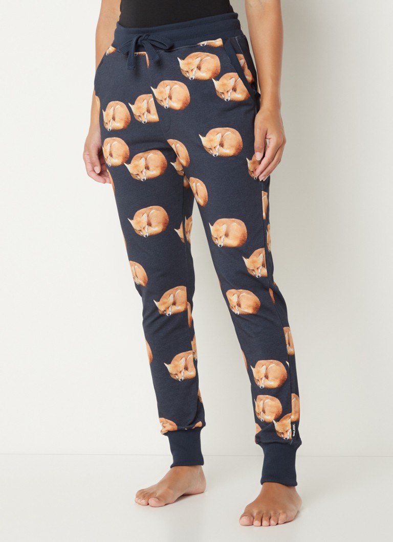 tafel Pardon Bijproduct Snurk Fox tapered fit joggingbroek van biologisch katoen met print • Donkerblauw • de Bijenkorf tafel Pardon Bijproduct Snurk Fox tapered fit joggingbroek van biologisch katoen met print • Donkerblauw • de Bijenkorf