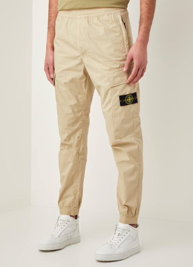 details Assert exotisch Stone Island 31303 tapered fit cargobroek met logo • Zand • de Bijenkorf