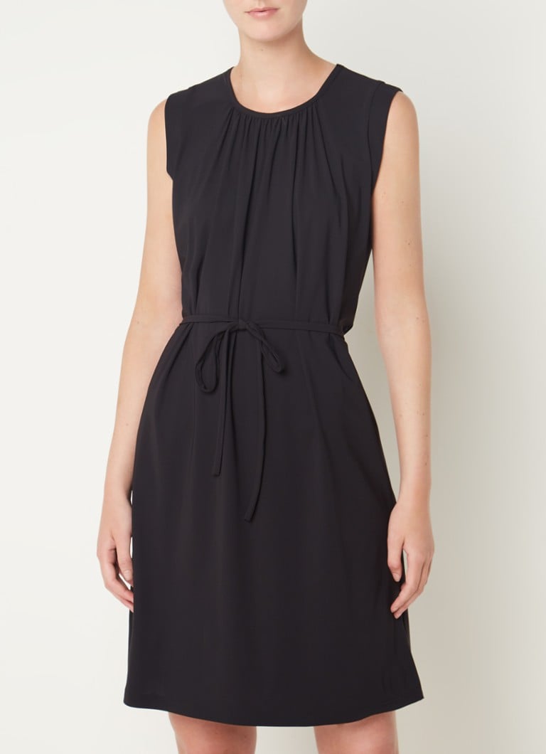 Studio Anneloes - Mirren mini jurk van travelstof met strikceintuur - Zwart