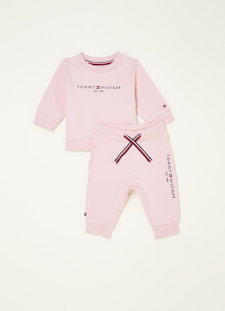 wassen kabel cap Tommy Hilfiger Essential babyset met sweater en joggingbroek 2-delig • Roze  • de Bijenkorf