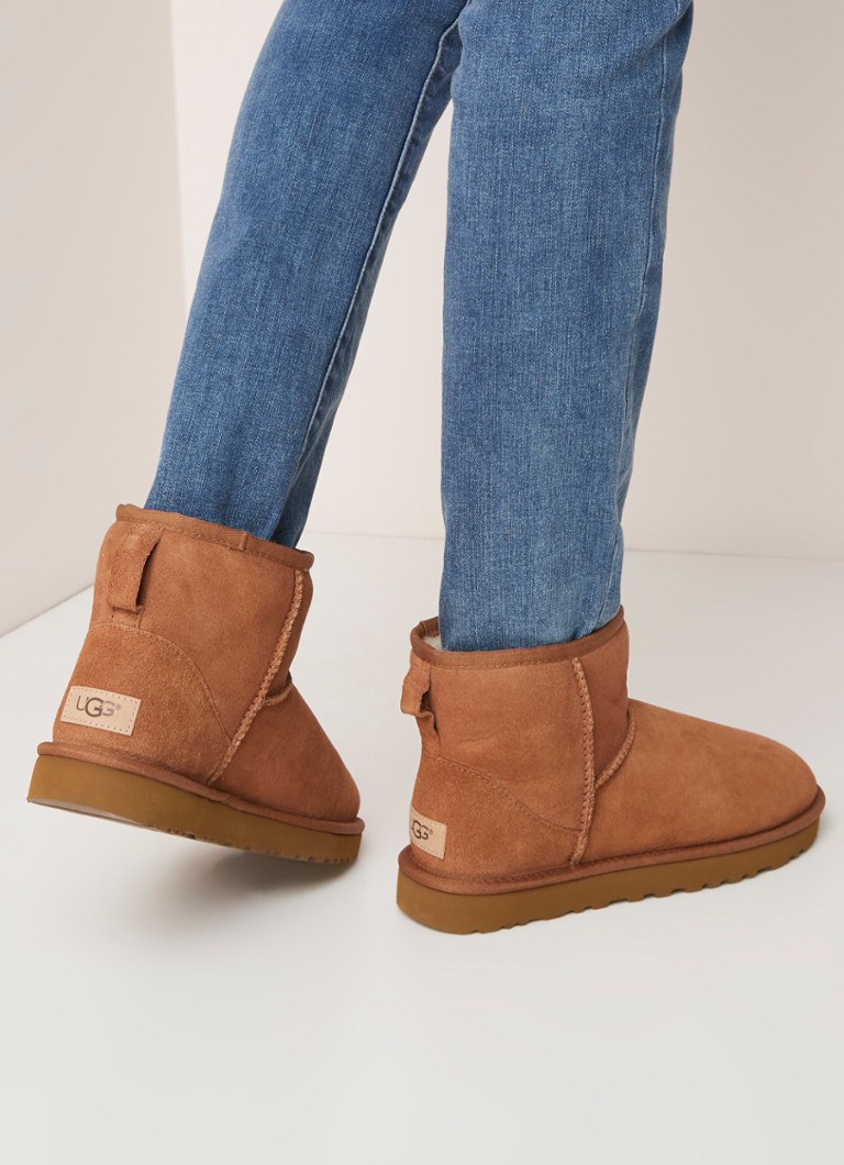 Defilé heilig doolhof UGG Classic Mini enkellaarsje van suède • Cognac • de Bijenkorf