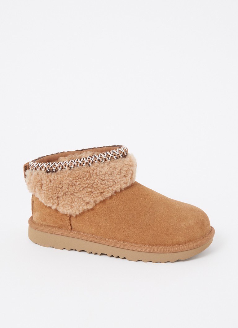 UGG - Classic Ultra Mini enkellaarsje van suède met details van schapenvacht - Camel
