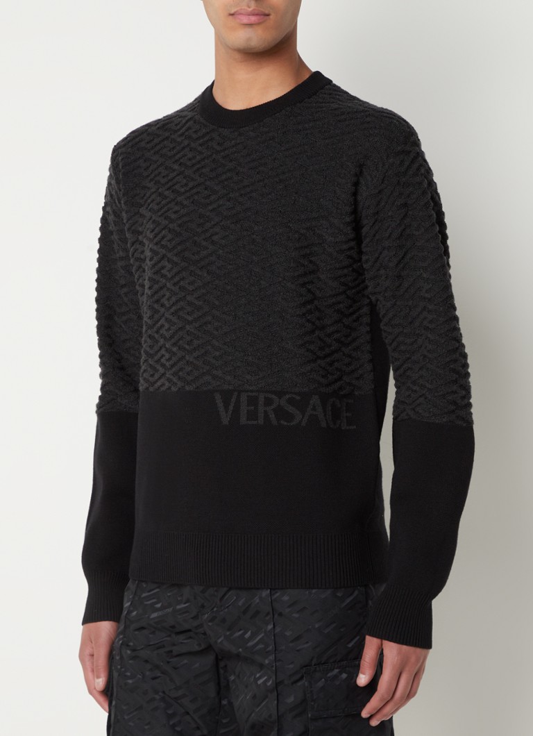 vliegtuig Mentaliteit tofu Versace La Greca fijngebreide trui van wol met logoprint en structuur • Zwart • de Bijenkorf vliegtuig Mentaliteit tofu Versace La Greca fijngebreide trui van wol met logoprint en structuur • Zwart • de Bijenkorf
