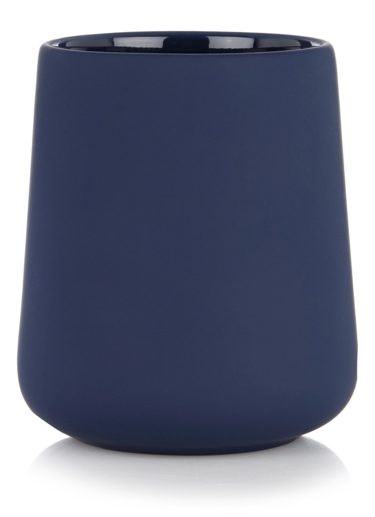 Make-upborstels In Een Ceramische Mok Op Een Witte Achtergrond De Kosmetische Industrie Borstel Voor Schoonheid Mooie Vrouwen Image124718757