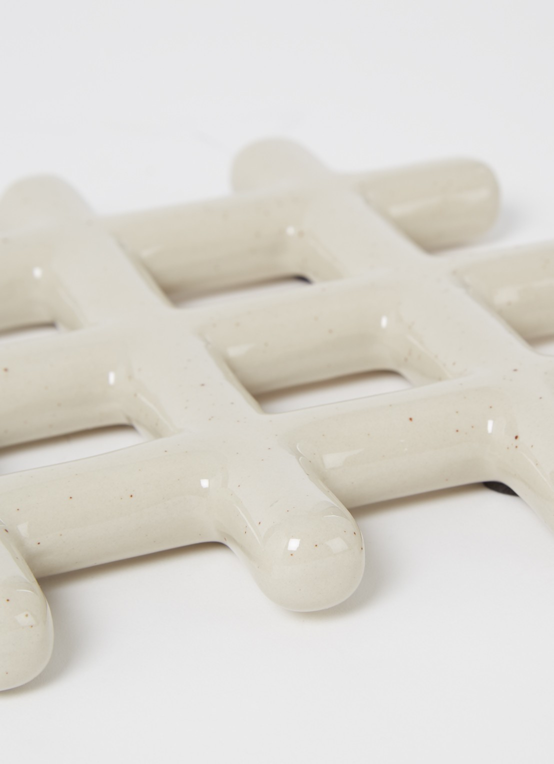 &Klevering Trivet Grid onderzetter van aardewerk - voorkant 2 donkerbeige