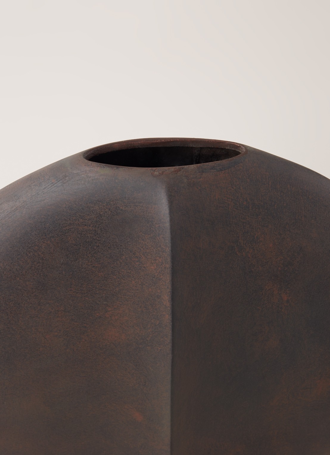 101 Copenhagen Guggenheim Big vaas 43 cm - detail 3 donkerbruin