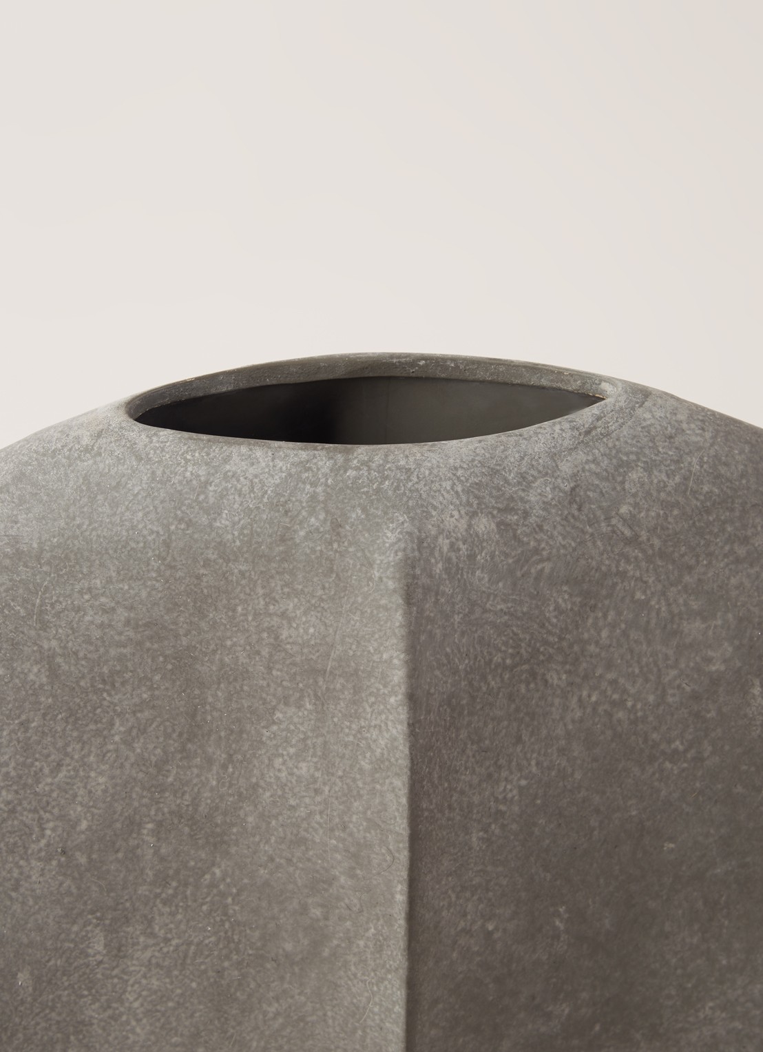 101 Copenhagen Guggenheim Big vaas 43 cm - detail 3 donkergrijs