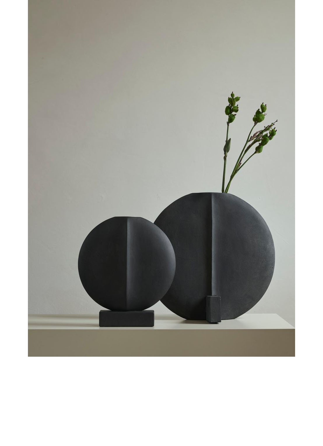 101 Copenhagen Guggenheim Mini vaas 32 cm - voorkant 3 donkerbruin