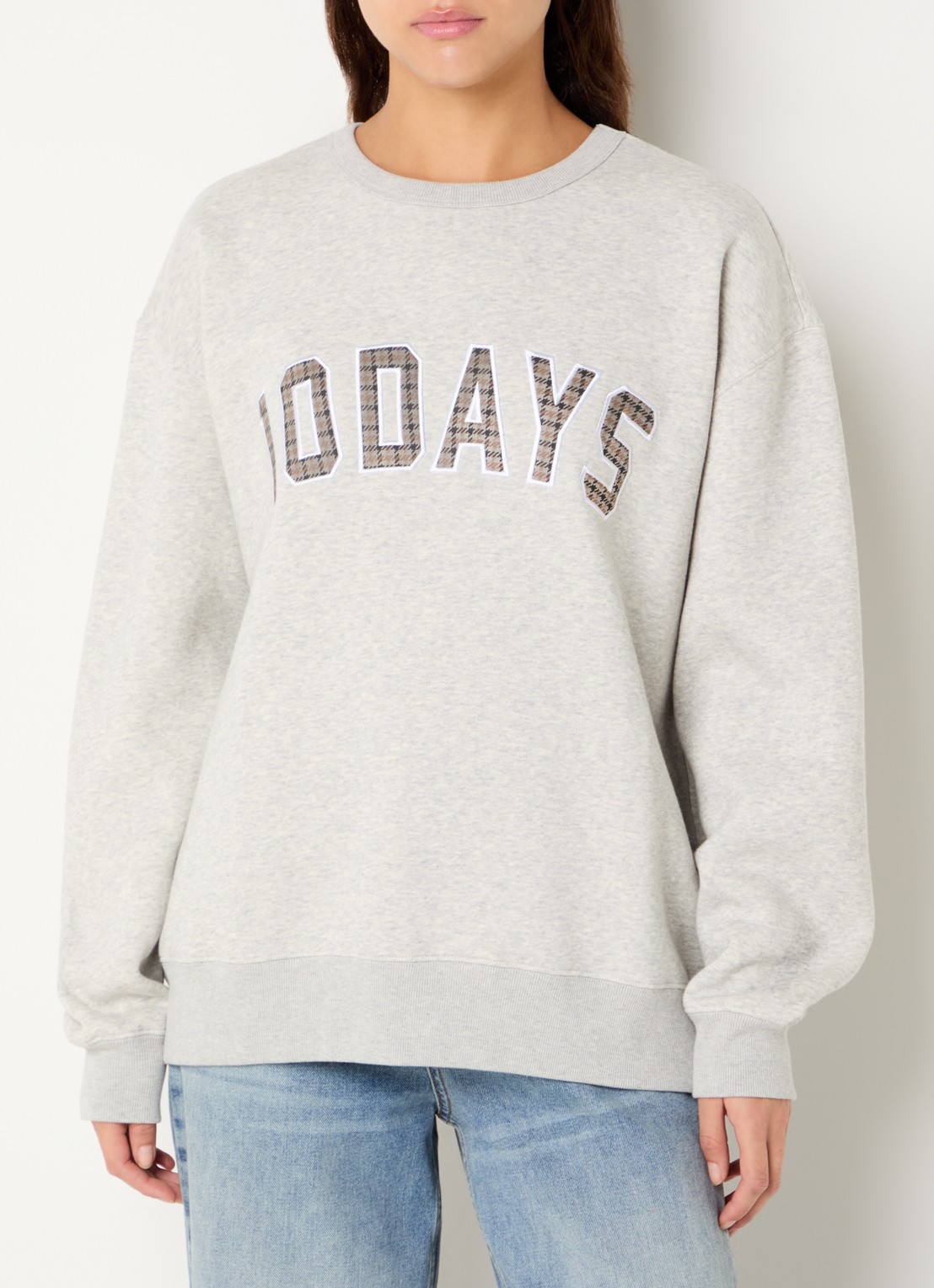 10DAYS Genell sweater met logopatch - detail 3 grijsmele