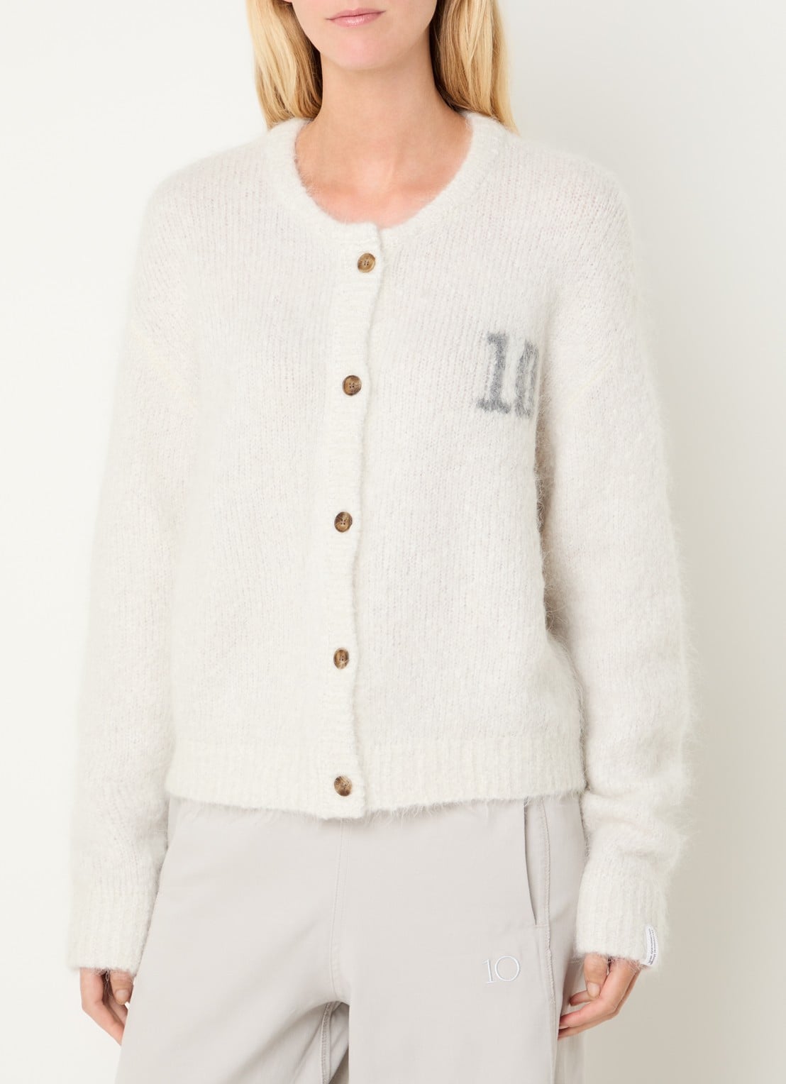 10DAYS Grofgebreid vest in alpaca wolblend met ingebreid logo - detail creme