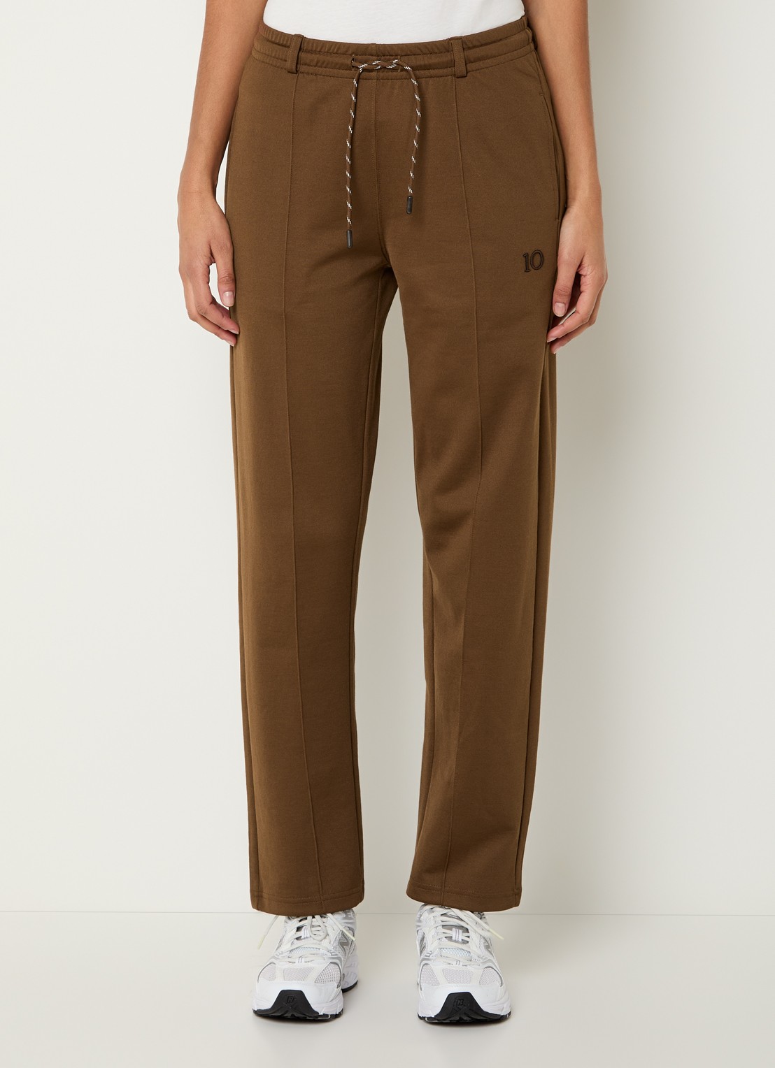 10DAYS High waist tapered fit trackpants met steekzakken  - detail 4 bruin