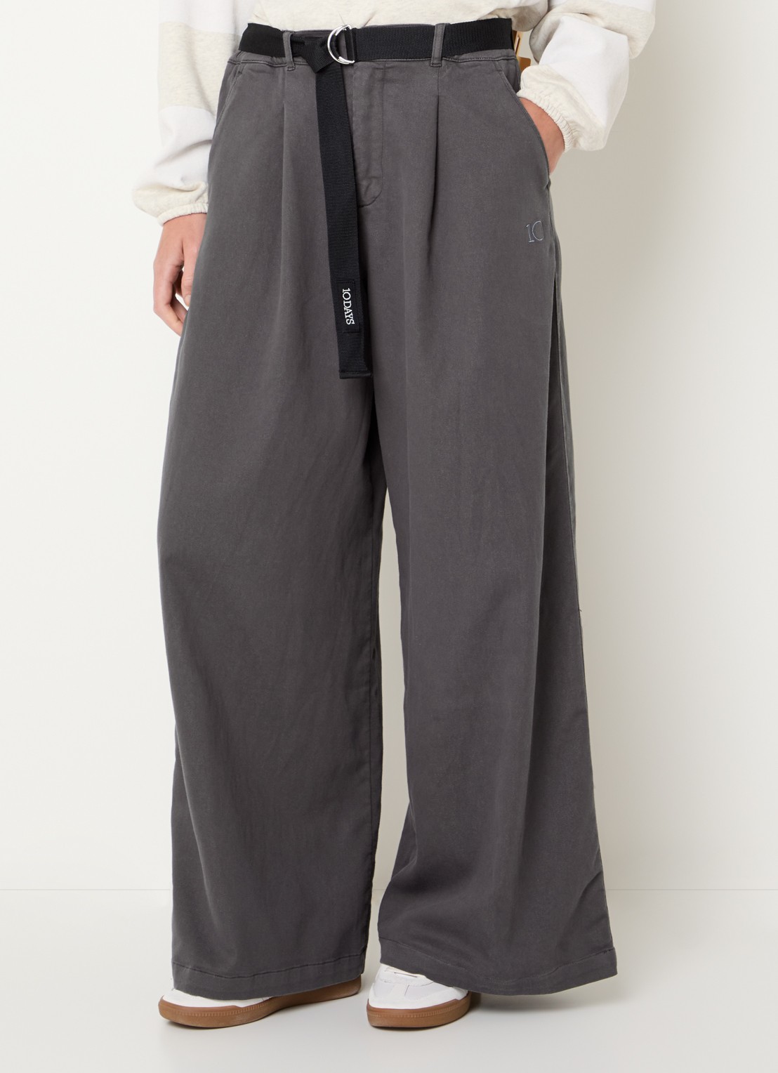 10DAYS High waist wide fit broek met ceintuur en steekzakken - detail 3 taupe