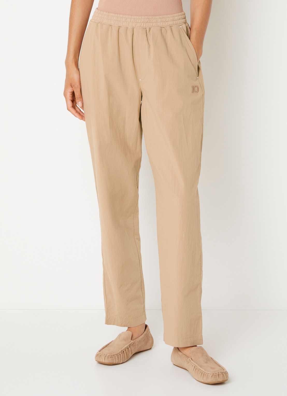 10DAYS Low waist tapered fit loungebroek met logoborduring en steekzakken - detail camel