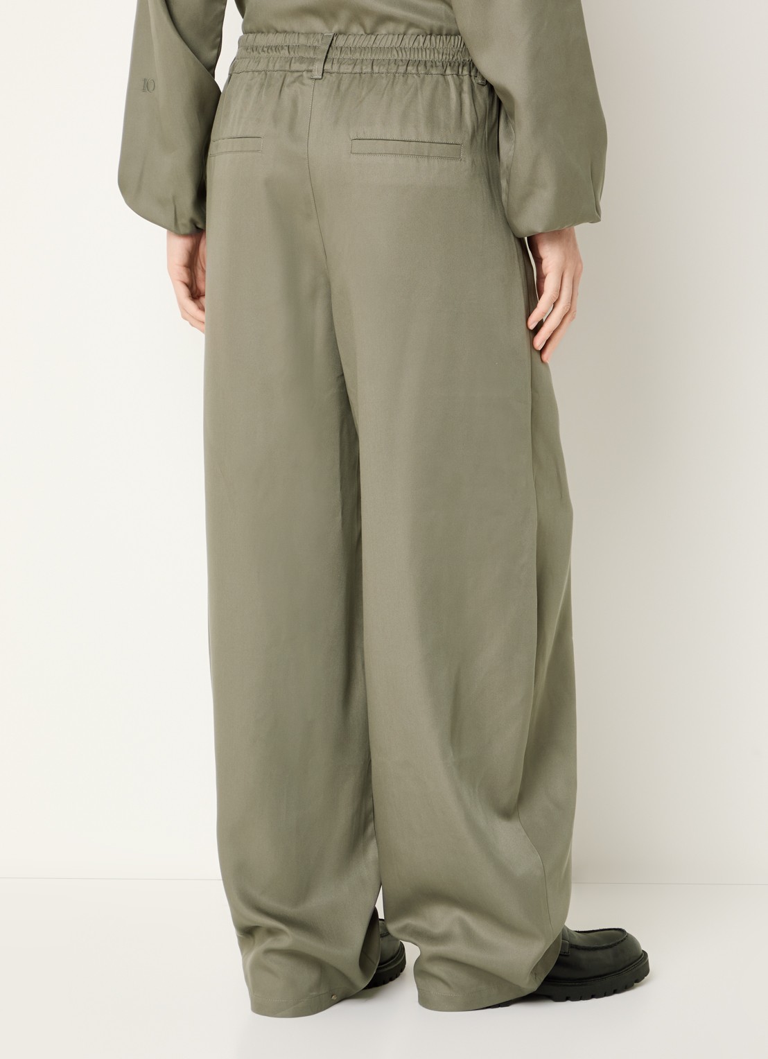10DAYS Mid waist balloon fit chino met paspelzakken - achterkant 3 olijfgroen