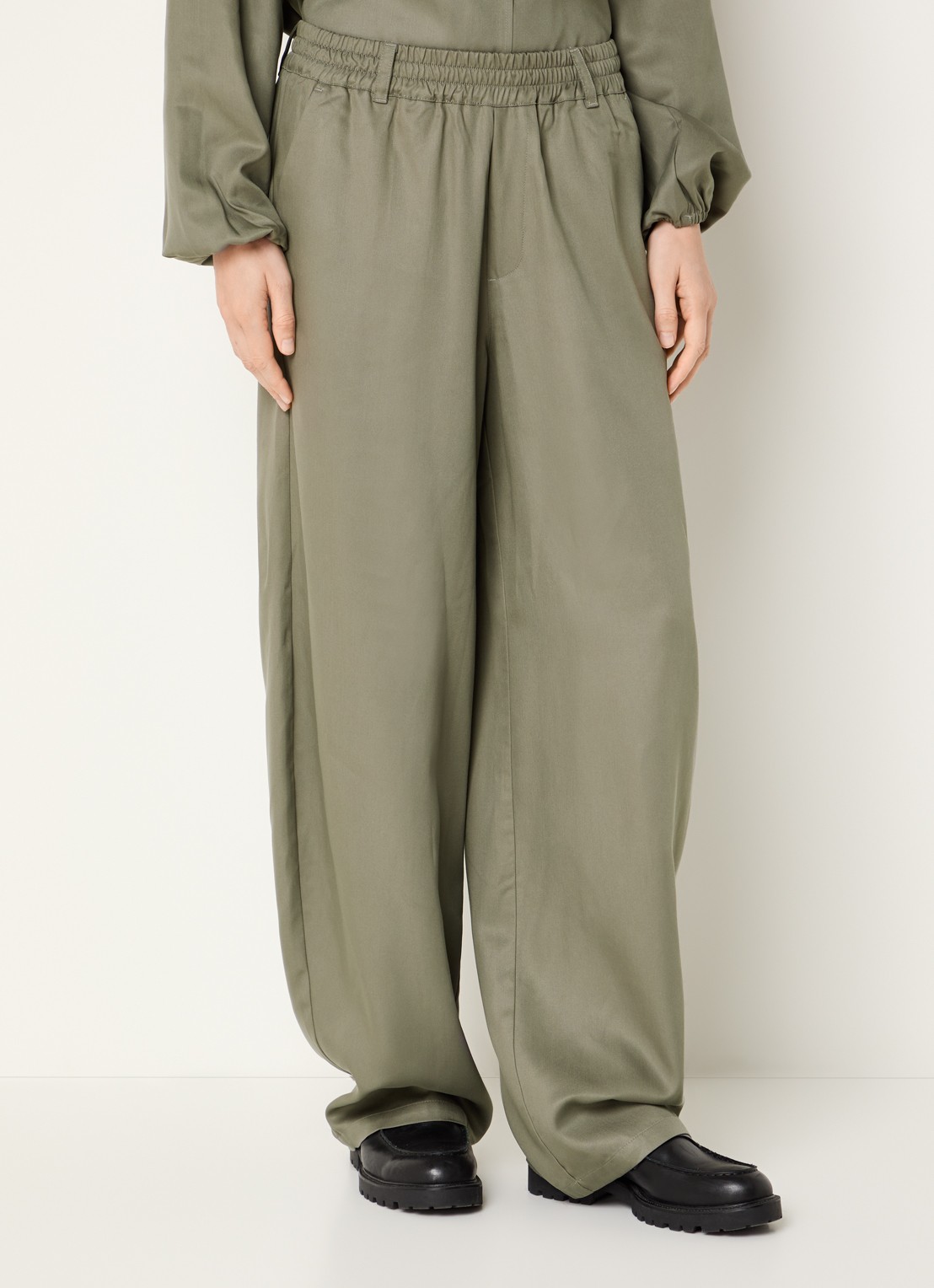 10DAYS Mid waist balloon fit chino met paspelzakken - detail 4 olijfgroen