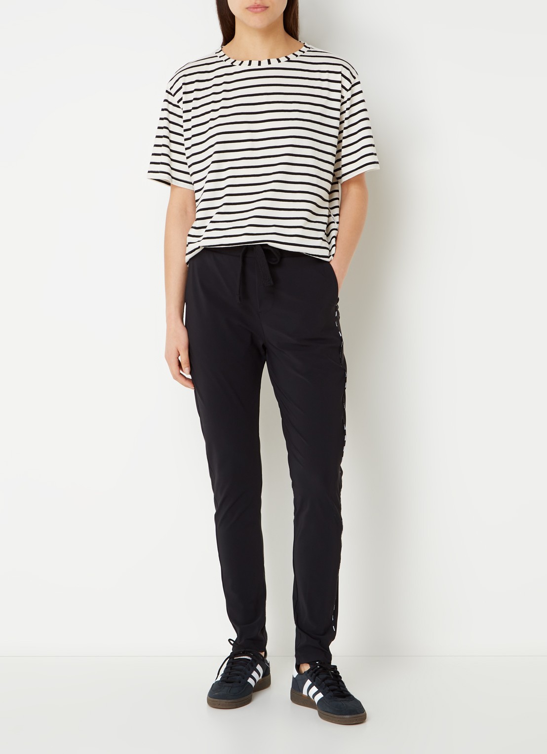 10DAYS Mid waist tapered fit joggingbroek met steekzakken - voorkant 2 zwart