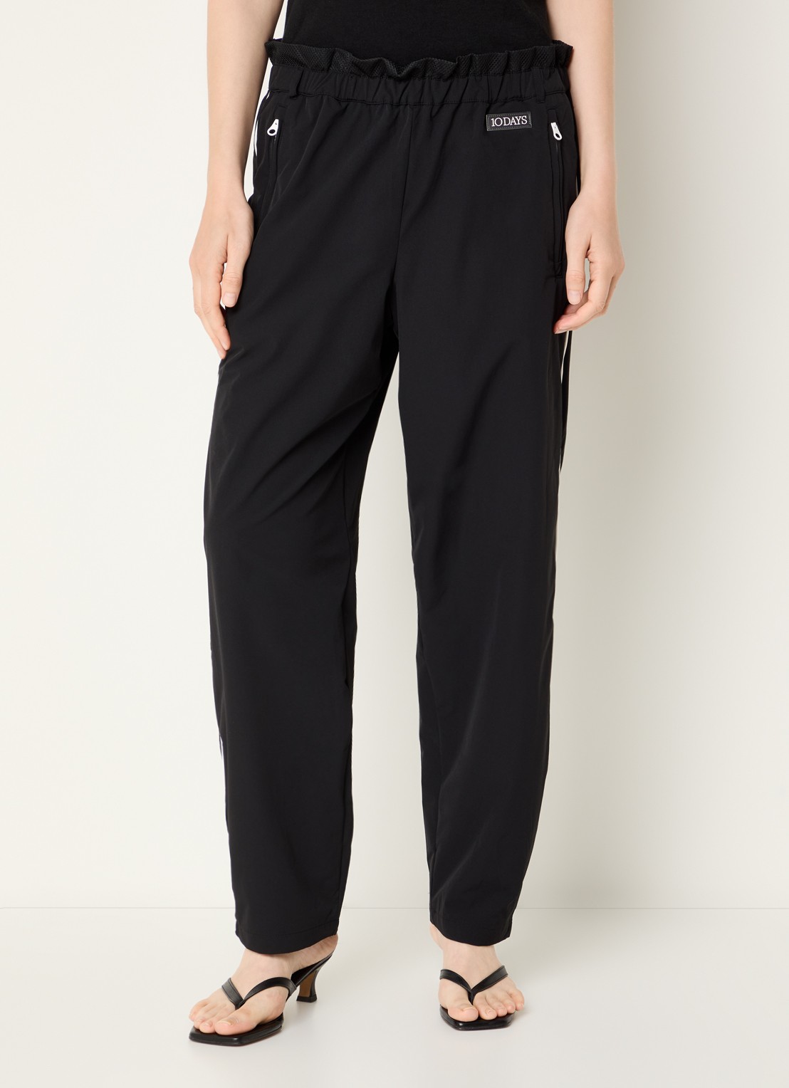 10DAYS Mid waist tapered fit trackpants van softshell met ritszakken - detail zwart