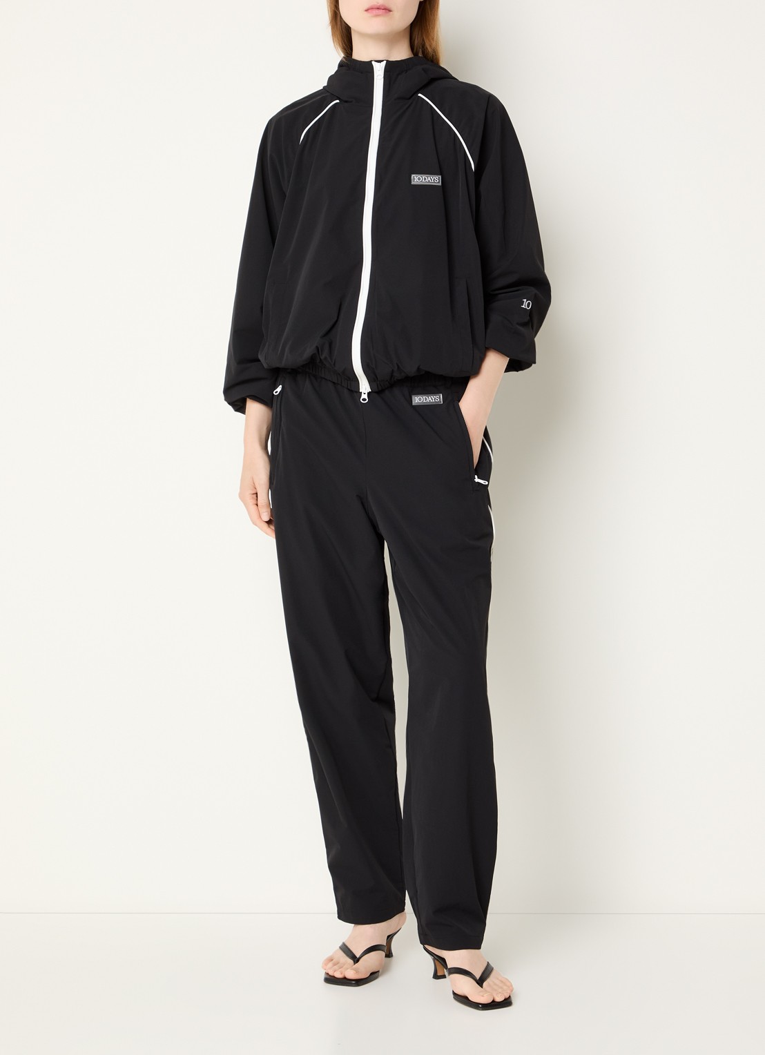 10DAYS Mid waist tapered fit trackpants van softshell met ritszakken - voorkant 4 zwart