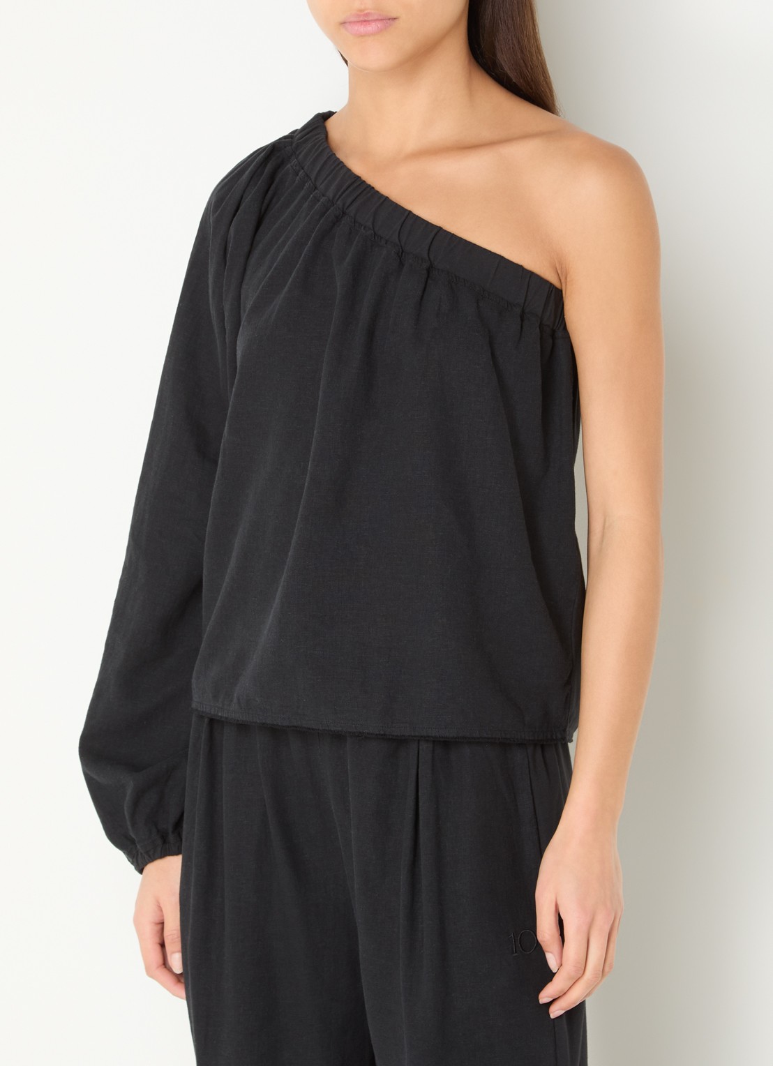 10DAYS One shoulder top met asymmetrische hals in linnenblend - detail zwart