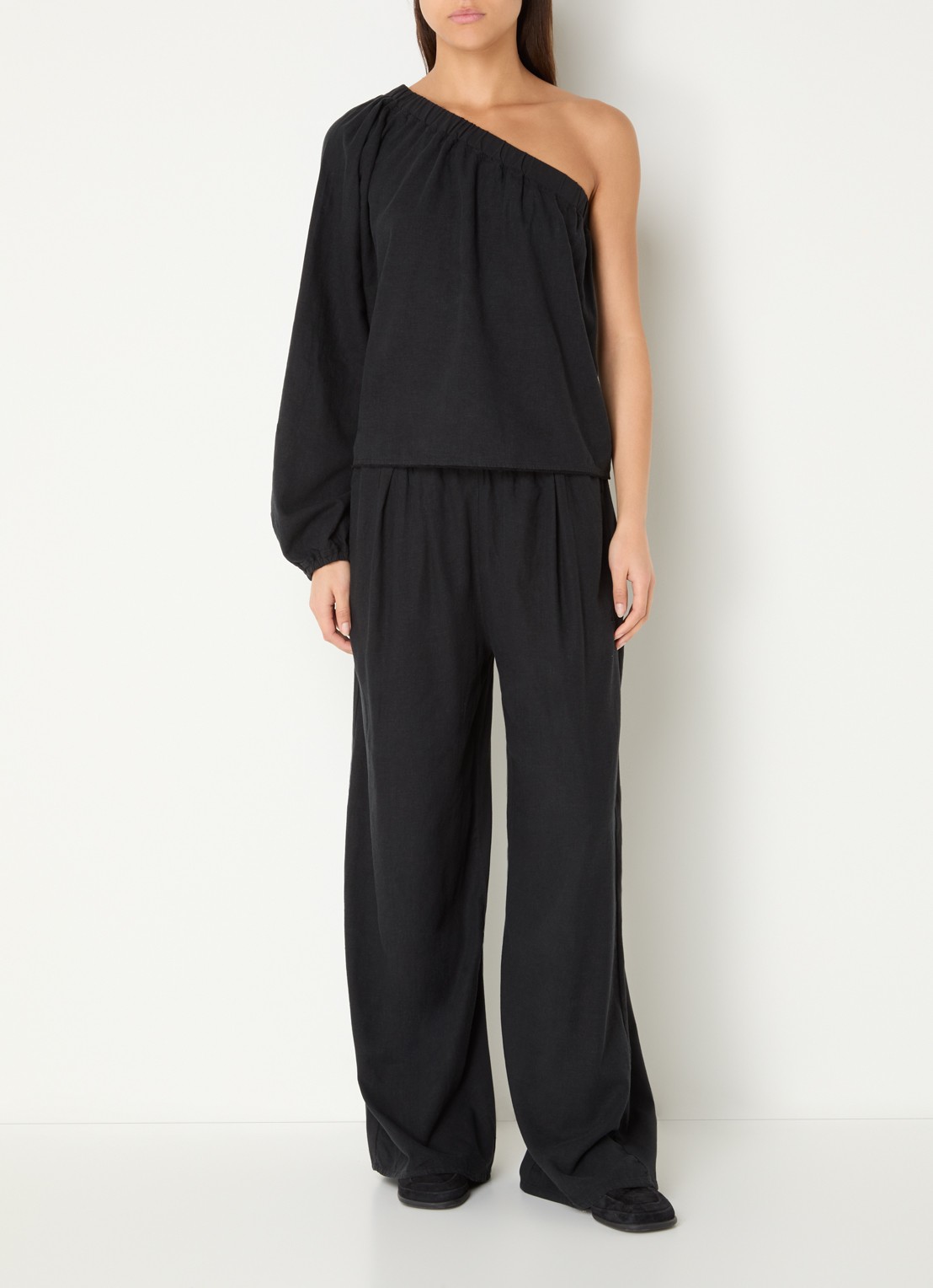 10DAYS One shoulder top met asymmetrische hals in linnenblend - voorkant 3 zwart