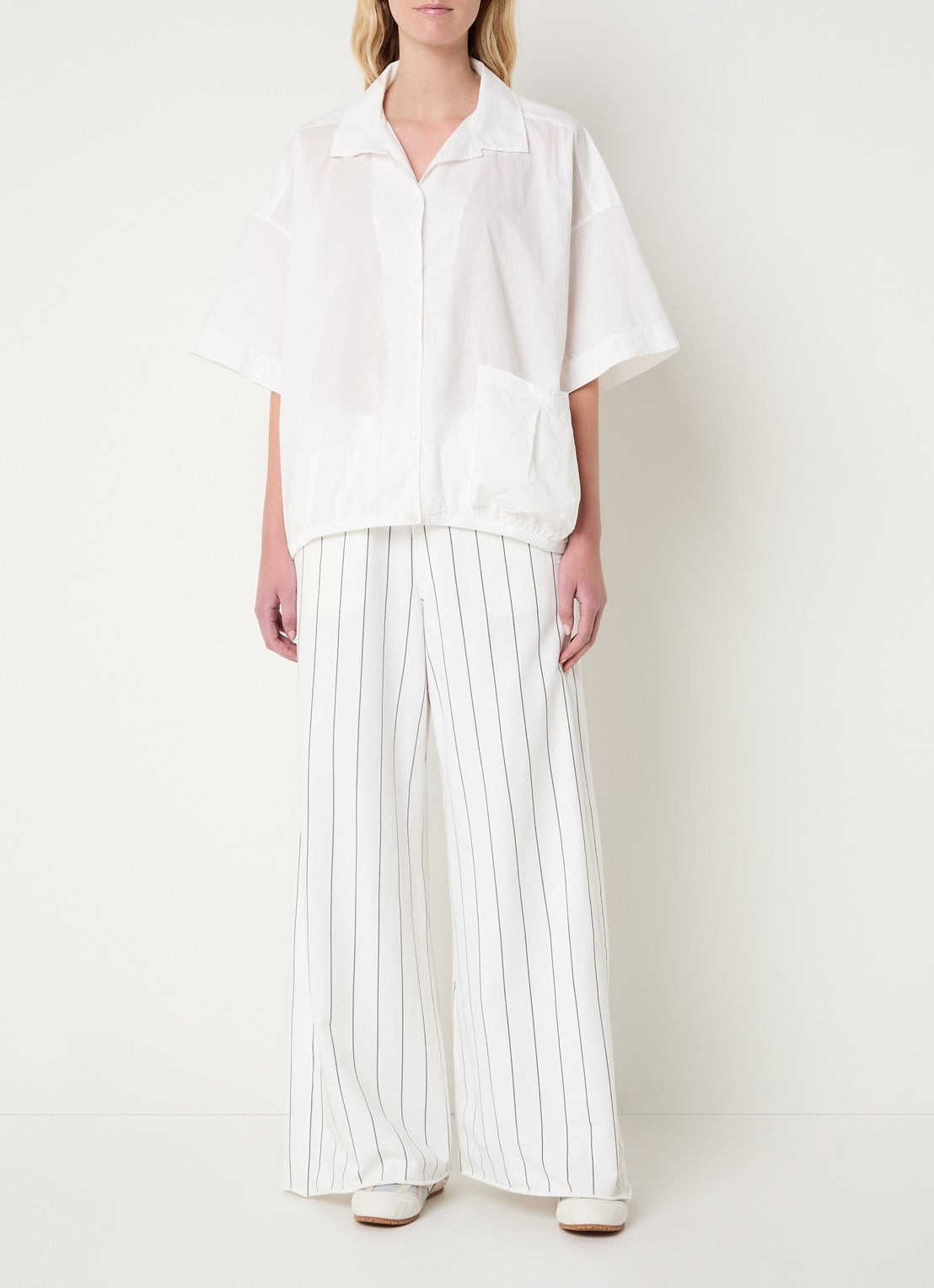 10DAYS Oversized blouse met opgestikte zak - voorkant 4 gebroken wit