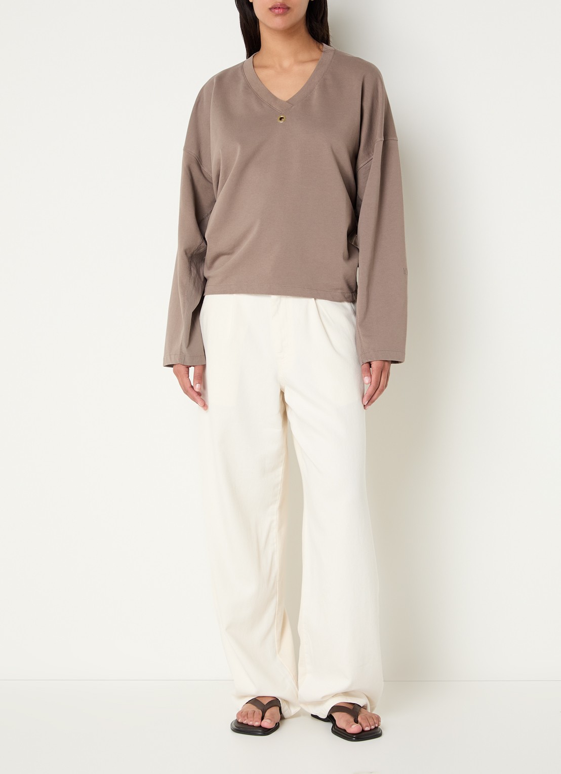 10DAYS Sweater met V-hals - voorkant 4 donkerbeige