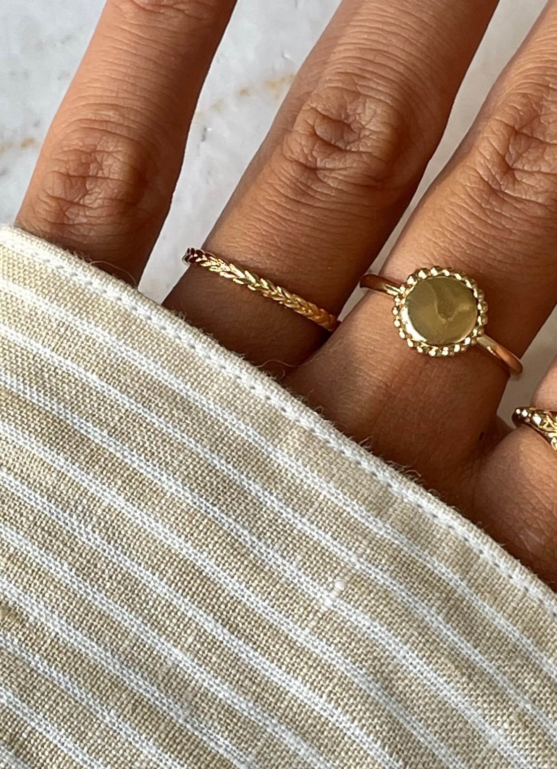 24Kae Ring verguld 12425Y - detail goud