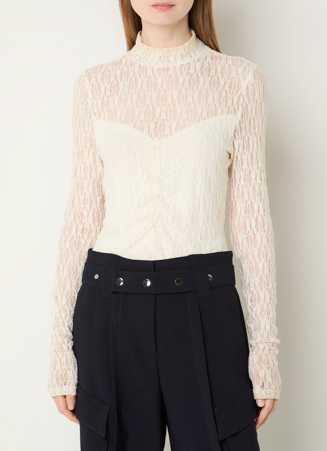 Aaiko Amy semi-transparante top met broderie - detail 4 gebroken wit
