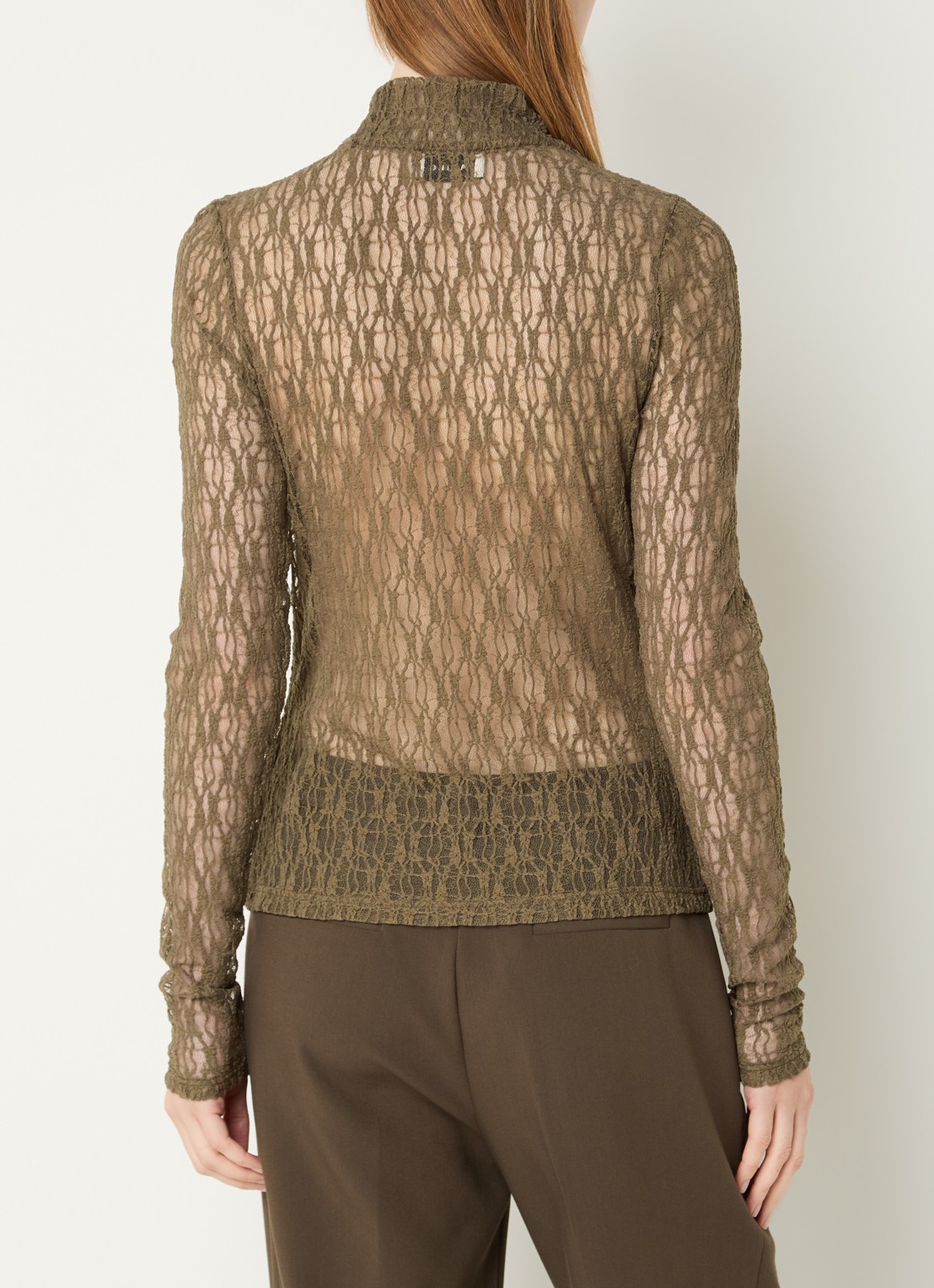 Aaiko Amy semi-transparante top met broderie - achterkant olijfgroen